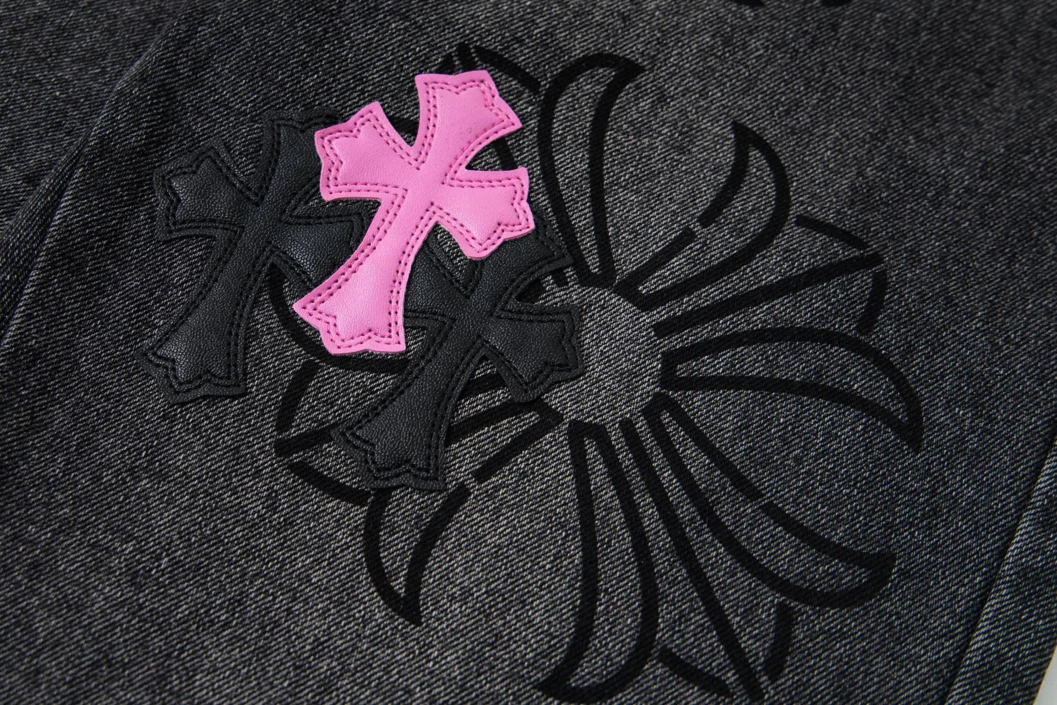 P240 Chrome Hearts Chrome Hearts Jeans Purple Matty Boy Sex Records Rivet Work Jeans CH Jeans need to be disassembled and washed before being dismantled and hand-stitched with sheepskin cross leather and then spliced ​​together. The whole piece has too many craftsmanship to explain. The cabinet price is 16W+, the patchwork cross pattern is embellished, and the high-waisted washed jeans! ! Absolutely high-end luxury products, 8W+ level god-level items, super popular products, made with top heavy industry, a magic weapon that cannot be missed. About Kroxin This is an extremely luxurious fashion brand, which can also be called the aristocrats of the high street. It has always been an exclusive brand for some hipsters or rich second generation. Compared with ordinary high streets, it is more luxurious and noble. Compared with luxury brands, it has a more fashionable personality and has always been a brand that I have a special liking for. Style number: 1761# Size: 28 30 32 34 36